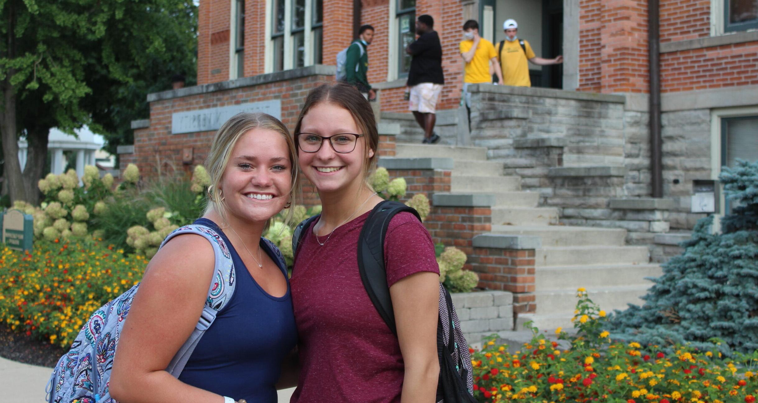 两个微笑的女学生在主教学楼外