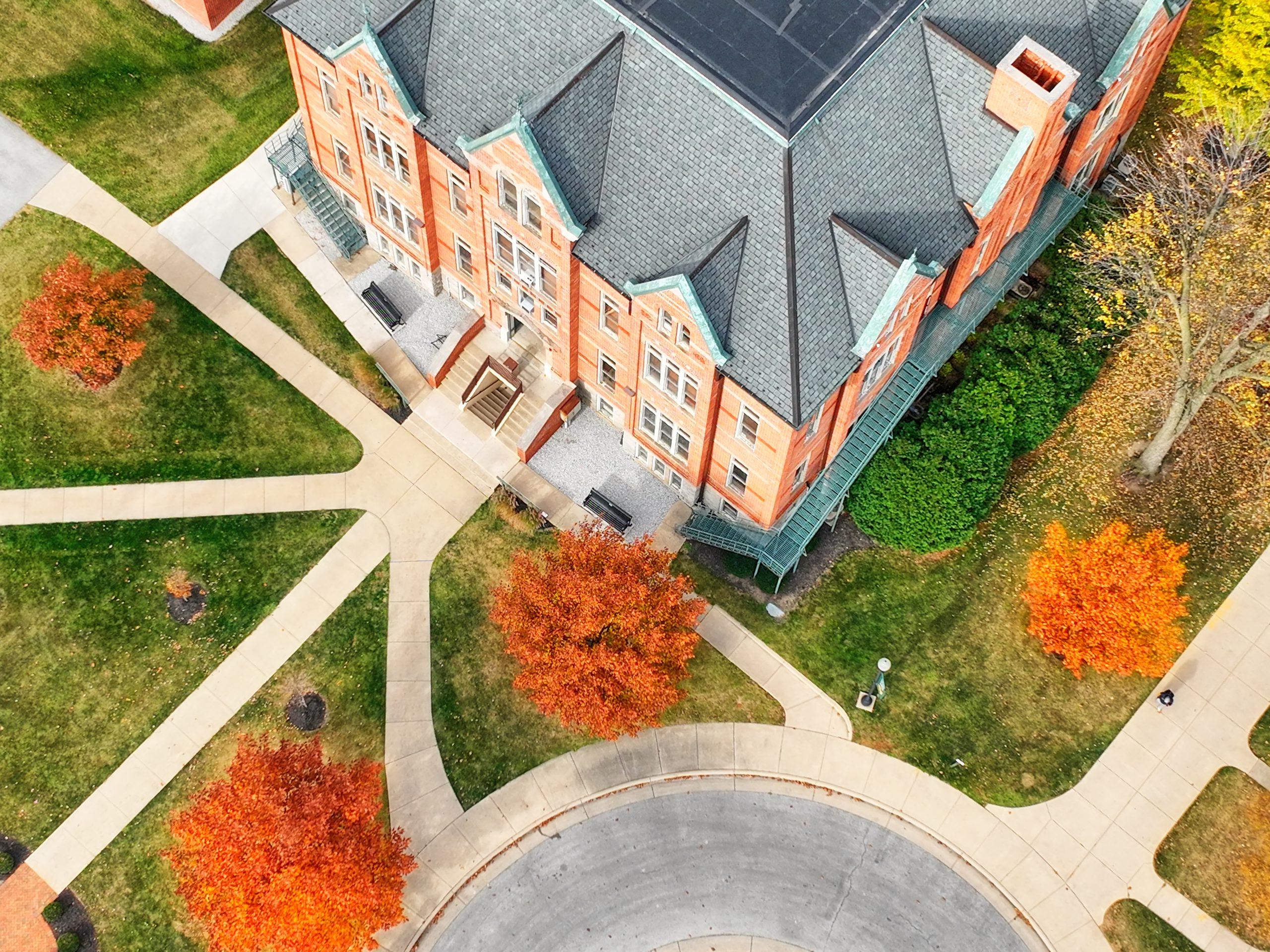 无人机拍摄的秋季校园风景照片
