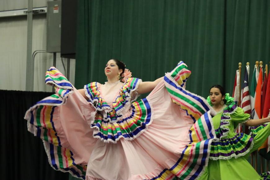 一位在舞台上表演的墨西哥女舞者